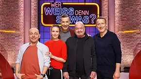 Moderator Kai Pflaume (M.) und seine Rateteam-Kapitäne Bernhard Hoëcker (l.) und Wotan Wilke Möhring (r.) begrüßen in dieser Sendung die Schauspielerin Stefanie Stappenbeck (2.v.l.) und den Schauspieler Florian Martens (2.v.r.).  - Foto: ARD/NDR/UFA SHOW & FACTUAL/Morris Mac Matzen