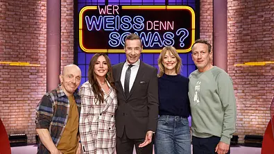Moderator Kai Pflaume (M.) und seine Rateteam-Kapitäne Bernhard Hoëcker (l.) und Wotan Wilke Möhring (r.) begrüßen in dieser Sendung die Schauspielerin Simone Thomalla (2.v.l.) und die Schauspielerin und Sängerin Heike Makatsch (2.v.r.). - Foto: ARD/NDR/UFA SHOW & FACTUAL/Morris Mac Matzen