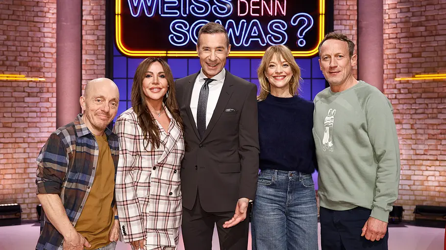 Moderator Kai Pflaume (M.) und seine Rateteam-Kapitäne Bernhard Hoëcker (l.) und Wotan Wilke Möhring (r.) begrüßen in dieser Sendung die Schauspielerin Simone Thomalla (2.v.l.) und die Schauspielerin und Sängerin Heike Makatsch (2.v.r.). Moderator Kai Pflaume (M.) und seine Rateteam-Kapitäne Bernhard Hoëcker (l.) und Wotan Wilke Möhring (r.) begrüßen in dieser Sendung die Schauspielerin Simone Thomalla (2.v.l.) und die Schauspielerin und Sängerin Heike Makatsch (2.v.r.).