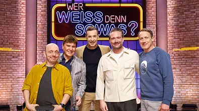  Moderator Kai Pflaume (M.) und seine Rateteam-Kapitäne Bernhard Hoëcker (l.) und Wotan Wilke Möhring (r.) begrüßen in dieser Sendung den Schlagersänger, Komponist und Musikproduzent Frank Schöbel (2.v.l.) und den Sänger Sasha (2.v.r.), auch bekannt als Dick Brave. - Foto: ARD/NDR/UFA SHOW & FACTUAL/Morris Mac Matzen