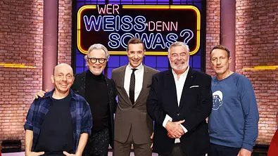 Moderator Kai Pflaume (M.) und seine Rateteam-Kapitäne Bernhard Hoëcker (l.) und Wotan Wilke Möhring (r.) begrüßen in dieser Sendung den Sänger, Moderator und Entertainer, Wolfgang Lippert (2.v.l.) und den niederländischen Moderator Harry Wijnvoord (2.v.r.). - Foto: ARD/NDR/UFA SHOW & FACTUAL/Morris Mac Matzen