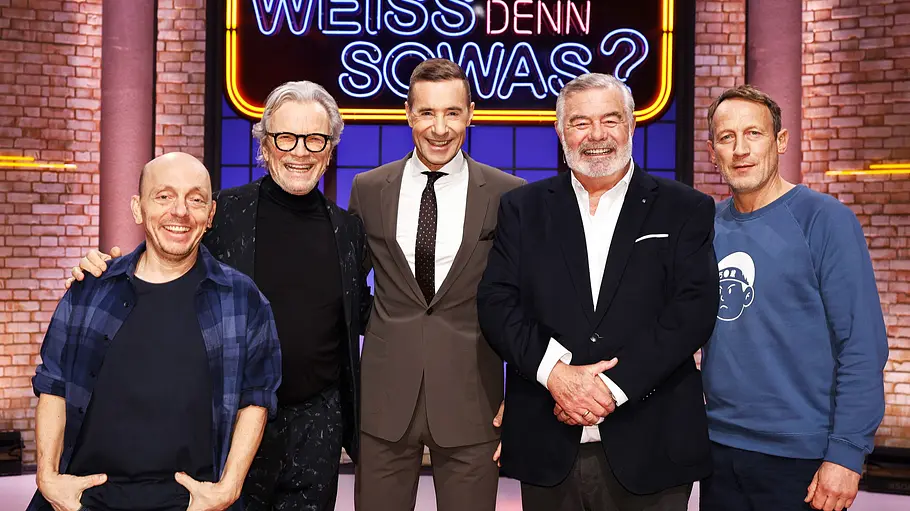 Moderator Kai Pflaume (M.) und seine Rateteam-Kapitäne Bernhard Hoëcker (l.) und Wotan Wilke Möhring (r.) begrüßen in dieser Sendung den Sänger, Moderator und Entertainer, Wolfgang Lippert (2.v.l.) und den niederländischen Moderator Harry Wijnvoord (2.v.r.). Moderator Kai Pflaume (M.) und seine Rateteam-Kapitäne Bernhard Hoëcker (l.) und Wotan Wilke Möhring (r.) begrüßen in dieser Sendung den Sänger, Moderator und Entertainer, Wolfgang Lippert (2.v.l.) und den niederländischen Moderator Harry Wijnvoord (2.v.r.).