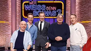 Moderator Kai Pflaume (M.) und seine Rateteam-Kapitäne Bernhard Hoëcker (l.) und Wotan Wilke Möhring (r.) begrüßen in dieser Sendung den Fernsehmoderator, Reisejournalist und Autor Christoph Karrasch (2.v.l.) und den Filmemacher und Reisereporter Thomas Junker (2.v.r.). - Foto: ARD/NDR/UFA SHOW & FACTUAL/Morris Mac Matzen