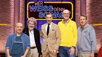 Moderator Kai Pflaume (M.) und seine Rateteam-Kapitäne Bernhard Hoëcker (l.) und Wotan Wilke Möhring (r.) begrüßen in dieser Sendung den Extrembergsteiger, Abenteurer und Buchautor Reinhold Messner (2.v.l.) und den Förster, Autor und Naturschützer Peter Wohlleben (2.v.r.). - Foto: ARD/NDR/UFA SHOW & FACTUAL/Morris Mac Matzen