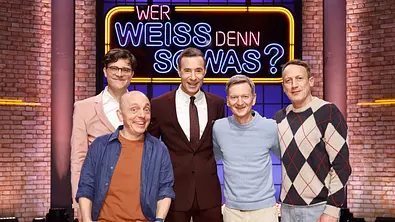 Moderator Kai Pflaume (M.) und seine Rateteam-Kapitäne Bernhard Hoëcker (v.l.) und Wotan Wilke Möhring (r.) begrüßen in dieser Sendung den Musikkabarettist, Liedermacher und Schauspieler Bodo Wartke (h.l.) und den Schauspieler und Komiker Michael Kessler (2.v.r.). - Foto: ARD/NDR/UFA SHOW & FACTUAL/Morris Mac Matzen