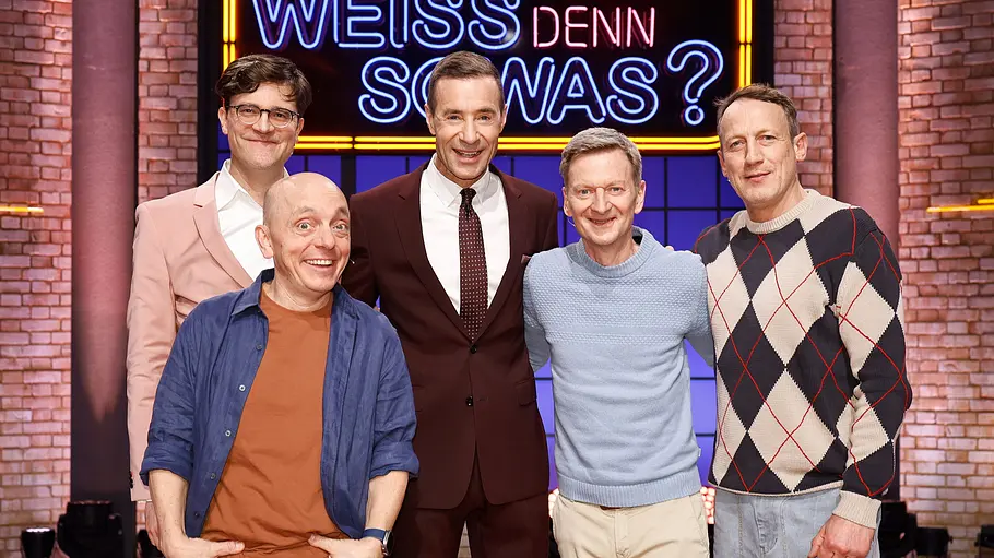 Moderator Kai Pflaume (M.) und seine Rateteam-Kapitäne Bernhard Hoëcker (v.l.) und Wotan Wilke Möhring (r.) begrüßen in dieser Sendung den Musikkabarettist, Liedermacher und Schauspieler Bodo Wartke (h.l.) und den Schauspieler und Komiker Michael Kessler (2.v.r.). Moderator Kai Pflaume (M.) und seine Rateteam-Kapitäne Bernhard Hoëcker (v.l.) und Wotan Wilke Möhring (r.) begrüßen in dieser Sendung den Musikkabarettist, Liedermacher und Schauspieler Bodo Wartke (h.l.) und den Schauspieler und Komiker Michael Kessler (2.v.r.).