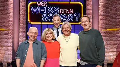 Moderator Kai Pflaume (M.) und seine Rateteam-Kapitäne Bernhard Hoëcker (l.) und Wotan Wilke Möhring (r.) begrüßen in dieser Sendung die Sängerin Mary Roos (2.v.l.) und den Sänger Matthias Reim (2.v.r.). - Foto: ARD/NDR/UFA SHOW & FACTUAL/Morris Mac Matzen