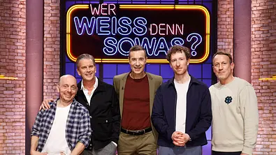 Moderator Kai Pflaume (M.) und seine Rateteam-Kapitäne Bernhard Hoëcker (l.) und Wotan Wilke Möhring (r.) begrüßen in dieser Sendung den Fernsehmoderator, Dokumentarfilmer, Fotograf und Podcaster Markus Lanz (2.v.l.) und den Fernsehmoderator und Schauspieler Louis Klamroth (2.v.r.).  - Foto: ARD/NDR/UFA SHOW & FACTUAL/Morris Mac Matzen
