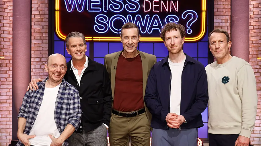 Moderator Kai Pflaume (M.) und seine Rateteam-Kapitäne Bernhard Hoëcker (l.) und Wotan Wilke Möhring (r.) begrüßen in dieser Sendung den Fernsehmoderator, Dokumentarfilmer, Fotograf und Podcaster Markus Lanz (2.v.l.) und den Fernsehmoderator und Schauspieler Louis Klamroth (2.v.r.). Moderator Kai Pflaume (M.) und seine Rateteam-Kapitäne Bernhard Hoëcker (l.) und Wotan Wilke Möhring (r.) begrüßen in dieser Sendung den Fernsehmoderator, Dokumentarfilmer, Fotograf und Podcaster Markus Lanz (2.v.l.) und den Fernsehmoderator und Schauspieler Louis Klamroth (2.v.r.).