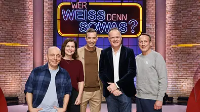 Moderator Kai Pflaume (M.) und seine Rateteam-Kapitäne Bernhard Hoëcker (l.) und Wotan Wilke Möhring (r.) begrüßen in dieser Sendung die Fernsehmoderatorin und Redakteurin Hanna Zimmermann (2.v.l.) und den Journalist und Fernsehmoderator Christian Sievers (2.v.r.). - Foto: ARD/NDR/UFA SHOW & FACTUAL/Morris Mac Matzen