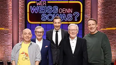 Moderator Kai Pflaume (M.) und seine Rateteam-Kapitäne Bernhard Hoëcker (l.) und Wotan Wilke Möhring (r.) begrüßen in dieser Sendung den ehemaligen ‚Tagesschau‘-Sprecher Jan Hofer (2.v.l.) und den ehemaligen ‚Tagesschau‘-Sprecher Jo Brauner (2.v.r.). - Foto: ARD/NDR/UFA SHOW & FACTUAL/Morris Mac Matzen