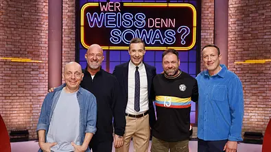 Moderator Kai Pflaume (M.) und seine Rateteam-Kapitäne Bernhard Hoëcker (l.) und Wotan Wilke Möhring (r.) begrüßen in dieser Sendung den Reality-TV-Star Detlef „Deffi“ Steves (2.v.l.) und den Reality-TV-Star Claus Scholz (2.v.r.). - Foto: ARD/NDR/UFA SHOW & FACTUAL/Morris Mac Matzen