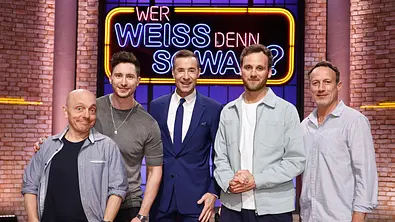 Moderator Kai Pflaume (M.) und seine Rateteam-Kapitäne Bernhard Hoëcker (l.) und Wotan Wilke Möhring (r.) begrüßen in dieser Sendung den Medizin-Influencer und Autor Felix M. Berndt, alias Doc Felix (2.v.l.) und den Psychologen, Autor und Moderator Leon Windscheid (2.v.r.). - Foto: ARD/NDR/UFA SHOW & FACTUAL/Morris Mac Matzen