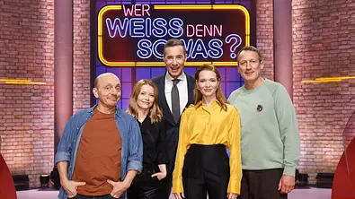 Moderator Kai Pflaume (M.) und seine Rateteam-Kapitäne Bernhard Hoëcker (l.) und Wotan Wilke Möhring (r.) begrüßen in dieser Sendung die Schauspielerin Karoline Schuch (2.v.l.) und die Schauspielerin, Filmregisseurin und Drehbuchautorin, Karoline Herfurth (2.v.r.). - Foto: ARD/NDR/UFA SHOW & FACTUAL/Morris Mac Matzen