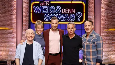 Moderator Kai Pflaume (M.) und seine Rateteam-Kapitäne Bernhard Hoëcker (l.) und Wotan Wilke Möhring (r.) begrüßen in dieser Sendung die Schauspielerin Tanja Wedhorn (2.v.l.) und den Schauspieler Marco Girnth (2.v.r.). - Foto: ARD/NDR/UFA SHOW & FACTUAL/Morris Mac Matzen