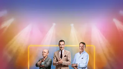 V.l.n.r.: Rateteamkapitän Bernhard Hoëcker, Moderator Kai Pflaume und der neue Rateteamkapitän Wotan Wilke Möring. - Foto: ARD/Thomas Leidig/Marc Rehbeck/Morris Mac Matzen/Artwork BDA