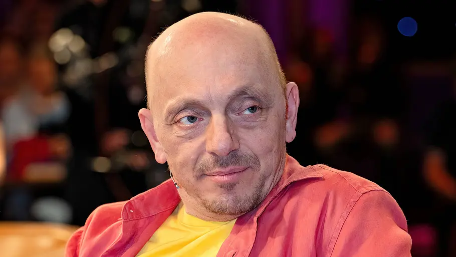 Bernhard Hoëcker kritisiert Gender-Gegner Bernhard Hoëcker trägt ein rotes Hemd über einem gelben T-Shirt und schaut leicht genervt zur Seite.