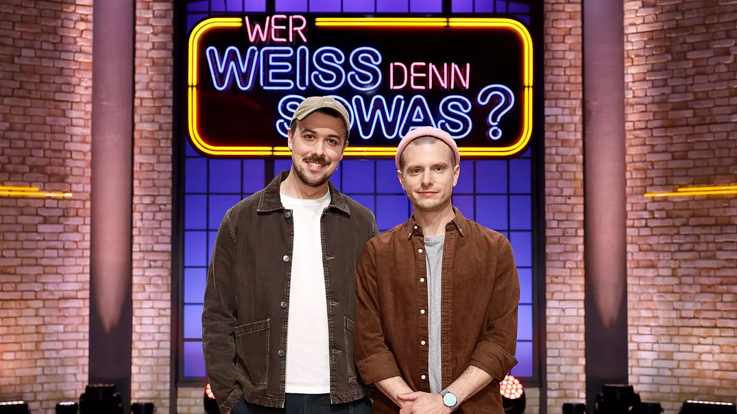 Fred Costea (v.r) und Moritz Neumeier (l.) bei Wer weiß denn sowas. - Foto: ARD/NDR/UFA SHOW & FACTUAL/Morris Mac Matzen