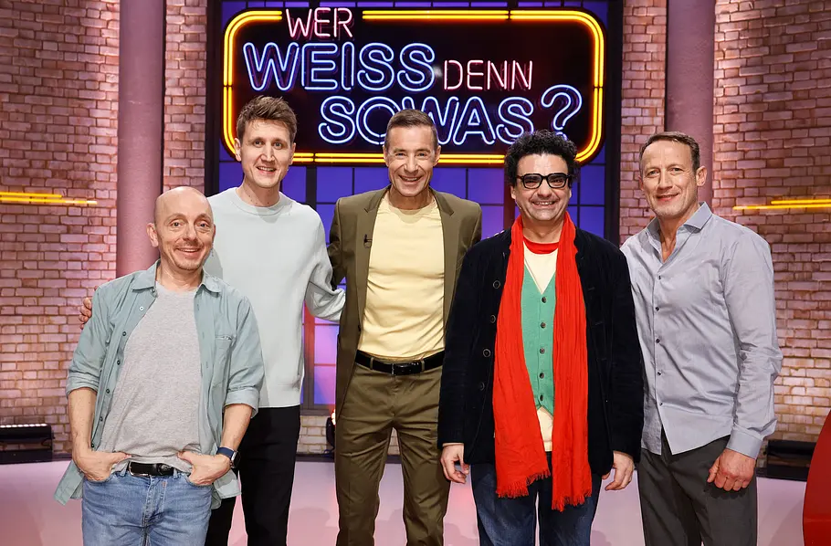 Wer weiß denn sowas. Moderator Kai Pflaume (M.) und seine Rateteam-Kapitäne Bernhard Hoëcker (l.) und Wotan Wilke Möhring (r.) begrüßen in dieser Sendung den Perkussionist und Komponist Alexej Gerassimez (2.v.l.) und den