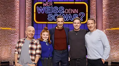 Moderator Kai Pflaume (M.) und seine Rateteam-Kapitäne Bernhard Hoëcker (l.) und Wotan Wilke Möhring (r.) begrüßen in dieser Sendung, die Sängerin Loi (2.v.l.) und den Liedermacher Oimara (2.v.r.). - Foto: ARD/NDR/UFA SHOW & FACTUAL/Morris Mac Matzen