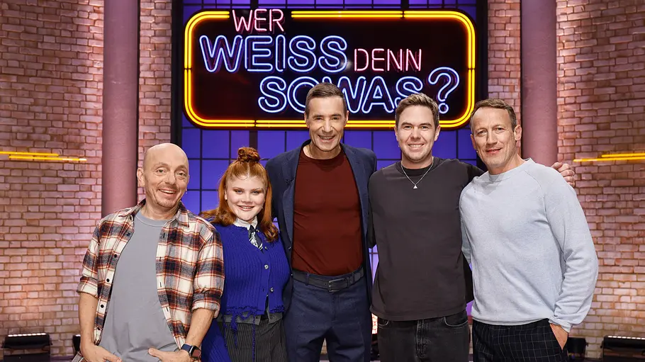 Wer weiß denn sowas? FOLGE 1364 mit Loi und Oimara Moderator Kai Pflaume (M.) und seine Rateteam-Kapitäne Bernhard Hoëcker (l.) und Wotan Wilke Möhring (r.) begrüßen in dieser Sendung, die Sängerin Loi (2.v.l.) und den Liedermacher Oimara (2.v.r.).