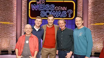  Moderator Kai Pflaume (M.) und seine Rateteam-Kapitäne Bernhard Hoëcker (l.) und Wotan Wilke Möhring (r.) begrüßen in dieser Sendung den ehemaligen Skispringer, Severin Freund (2.v.l.) und den ehemaligen Skirennläufer, Markus Wasmeier (2.v.r.). - Foto: ARD/NDR/UFA SHOW & FACTUAL/Morris Mac Matzen