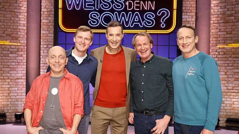 Wer weiß denn sowas? Folge 1387 Severin Freund und Markus Wasmeier Moderator Kai Pflaume (M.) und seine Rateteam-Kapitäne Bernhard Hoëcker (l.) und Wotan Wilke Möhring (r.) begrüßen in dieser Sendung den ehemaligen Skispringer, Severin Freund (2.v.l.) und den ehemaligen Skirennläufer, Markus Wasmeier (2.v.r.).