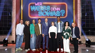 Von links nach rechts: Wotan Wilke Möhring, Katja Riemann, Franziska van Almsick, Florian David Fitz, Kai Pflaume, Karoline Herfurth, Leo Neugebauer, Barbara Wussow und Bernhard Hoëcker. - Foto: NDR/ARD/Morris Mac Matzen