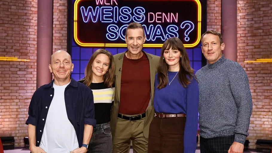 Maria Ehrich und Sonja Gerhardt bei „Wer weiß denn sowas?“ Moderator Kai Pflaume mit den Teamkapitänen Bernhard Hoëcker und Wotan Wilke Möhring sowie den Schauspielerinnen Maria Ehrich und Sonja Gerhardt im Studio von „Wer weiß denn sowas?“.