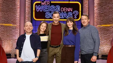 Moderator Kai Pflaume mit den Teamkapitänen Bernhard Hoëcker und Wotan Wilke Möhring sowie den Schauspielerinnen Maria Ehrich und Sonja Gerhardt im Studio von „Wer weiß denn sowas?“. - Foto: ARD