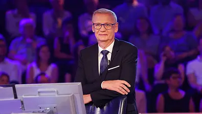 Günther Jauch lehnt lässig an seinem Moderationsstuhl. - Foto: RTL Günther Jauch lehnt lässig an seinem Moderationsstuhl. - Foto: RTL