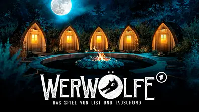 Nächtliche Szene mit vier kleinen, beleuchteten Holzhütten im Halbkreis vor einem Lagerfeuer, über denen ein Vollmond am Himmel steht. Im Vordergrund steht der Schriftzug „Werwölfe – Das Spiel von List und Täuschung“ mit einem stilisierten Wolfskopf als O in „Werwölfe“. Die Umgebung ist von Wäldern umgeben und geheimnisvoll beleuchtet. - Foto: Das Erste