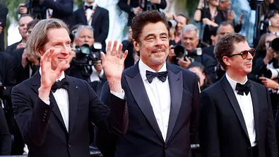 Wes Anderson, Benicio del Toro und Michael Cera bei der Premiere des Kinofilms „Der phönizische Meisterstreich“ - Foto: IMAGO / Future Image