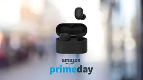 WF-1000XM6 In-Ear-Kopfhörer vor einem verschwommenen Großstadthintergrundbild und über einem Amazon Prime Day Logo - Foto: TV Movie / Canva