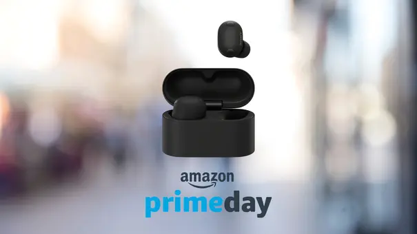 WF-1000XM6 In-Ear-Kopfhörer vor einem verschwommenen Großstadthintergrundbild und über einem Amazon Prime Day Logo - Foto: TV Movie / Canva