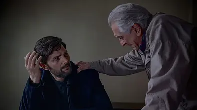 The Whisper Man. (L-R) Adam Scott as Tom Kennedy and Robert De Niro as Peter Willis in The Whisper Man. Cr. David Lee/Netflix © 2026 - Foto: DAVID LEE/NETFLIX ©2026 The Whisper Man. (L-R) Adam Scott as Tom Kennedy and Robert De Niro as Peter Willis in The Whisper Man. Cr. David Lee/Netflix © 2026 - Foto: DAVID LEE/NETFLIX ©2026
