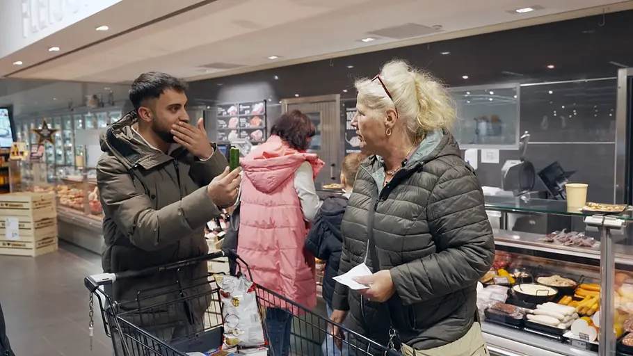 Servet Özbek und Silvia Wollny vor ihrem Streit gemeinsam im Supermarkt beim Einkaufen. 