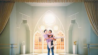„Wicked Deal“-Drehstart: Liv Lightberg (Josie Hermer) und Ben MacAllister (Arne-Carlos Böttcher) - Foto: ZDF