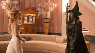 Ariana Grande spielt Glinda und Cynthia Erivo spielt Elphaba in WICKED FOR GOOD unter der Regie von Jon M. Chu. - Foto: Universal Studios. All Rights Reserved.