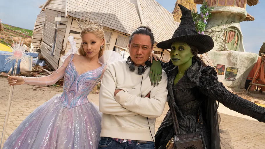 Wicked 2 Ariana Grande Jon M. Chu und Cynthia Erivo Ariana Grande (als Glinda), Regisseur Jon M. Chu und Cynthia Erivo (als Elphaba) am Set von WICKED FOR GOOD unter der Regie von Jon M. Chu.