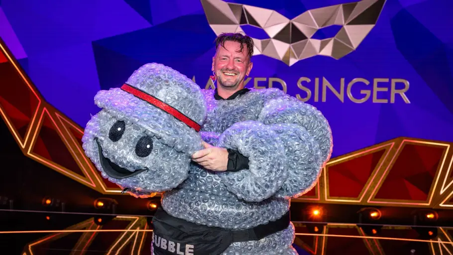 „The Masked Singer“: Diese beiden Promis müssen schon nach Folge 1 ihre Masken ablegen Ben Zucker enthüllt im Bubble Kostüm