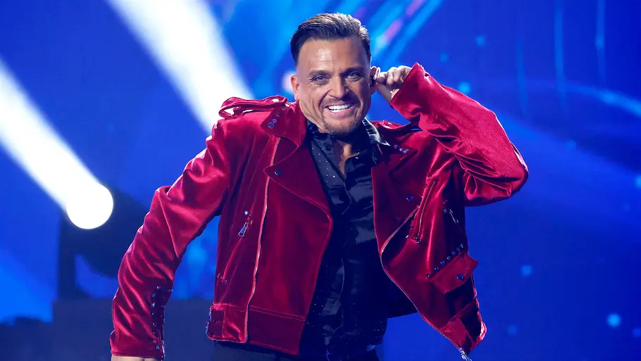 Wie bei so vielen DSDS-„Stars“ beginnt und endet die große Karriere von Menowin scheinbar im Finale. Menowin in roter Jacke mit Mikrofon.