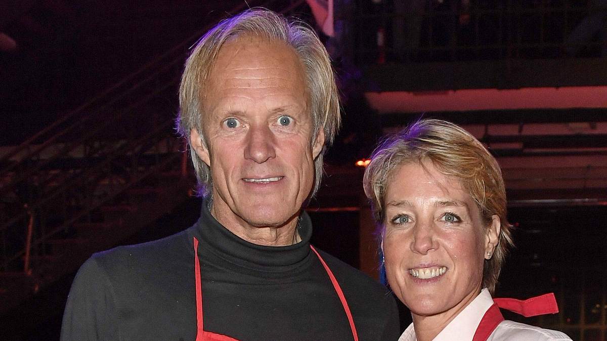 Christina Block und Partner Gerhard Delling posieren für die Kamera, sie lächeln.