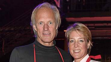 Christina Block und Partner Gerhard Delling posieren für die Kamera, sie lächeln. - Foto: IMAGO / Marja