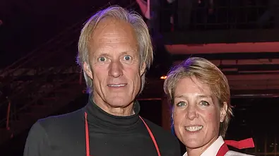 Christina Block und Partner Gerhard Delling posieren für die Kamera, sie lächeln. - Foto: IMAGO / Marja