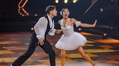 Willi Banner und Patricija Ionel tanzen bei „Let’s Dance“ eine energiegeladene Choreografie in schwarz-weißen Outfits. - Foto:  IMAGO / Future Image