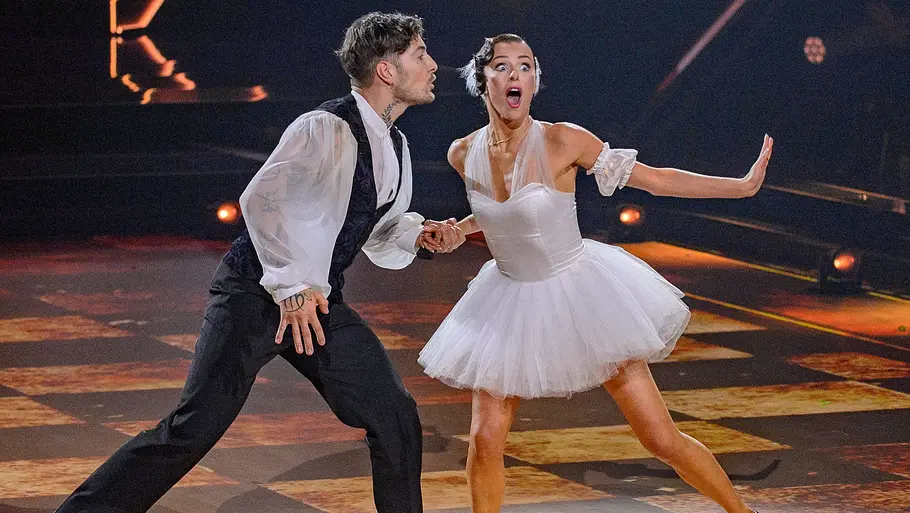 Willi Banner und Patricija Ionel bei „Let’s Dance“ Willi Banner und Patricija Ionel tanzen bei „Let’s Dance“ eine energiegeladene Choreografie in schwarz-weißen Outfits.