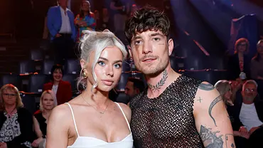 Willi Banner und Kim Schiele posieren bei Lets Dance - Foto: IMAGO / Panama Pictures