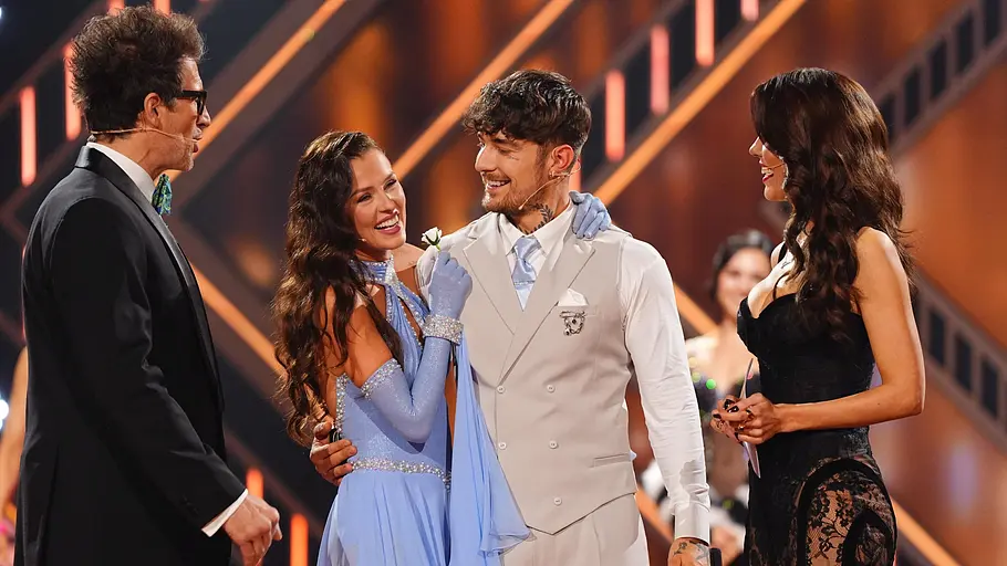 Patricija Ionel und Willi Banner mit den Moderatoren bei Let's Dance