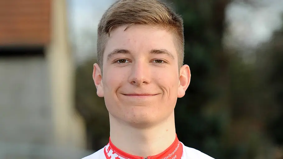 Willi Willwohl früher zu Radsport-Zeiten Willi Willwohl mit Armen hinter dem Rücken im Trikot.